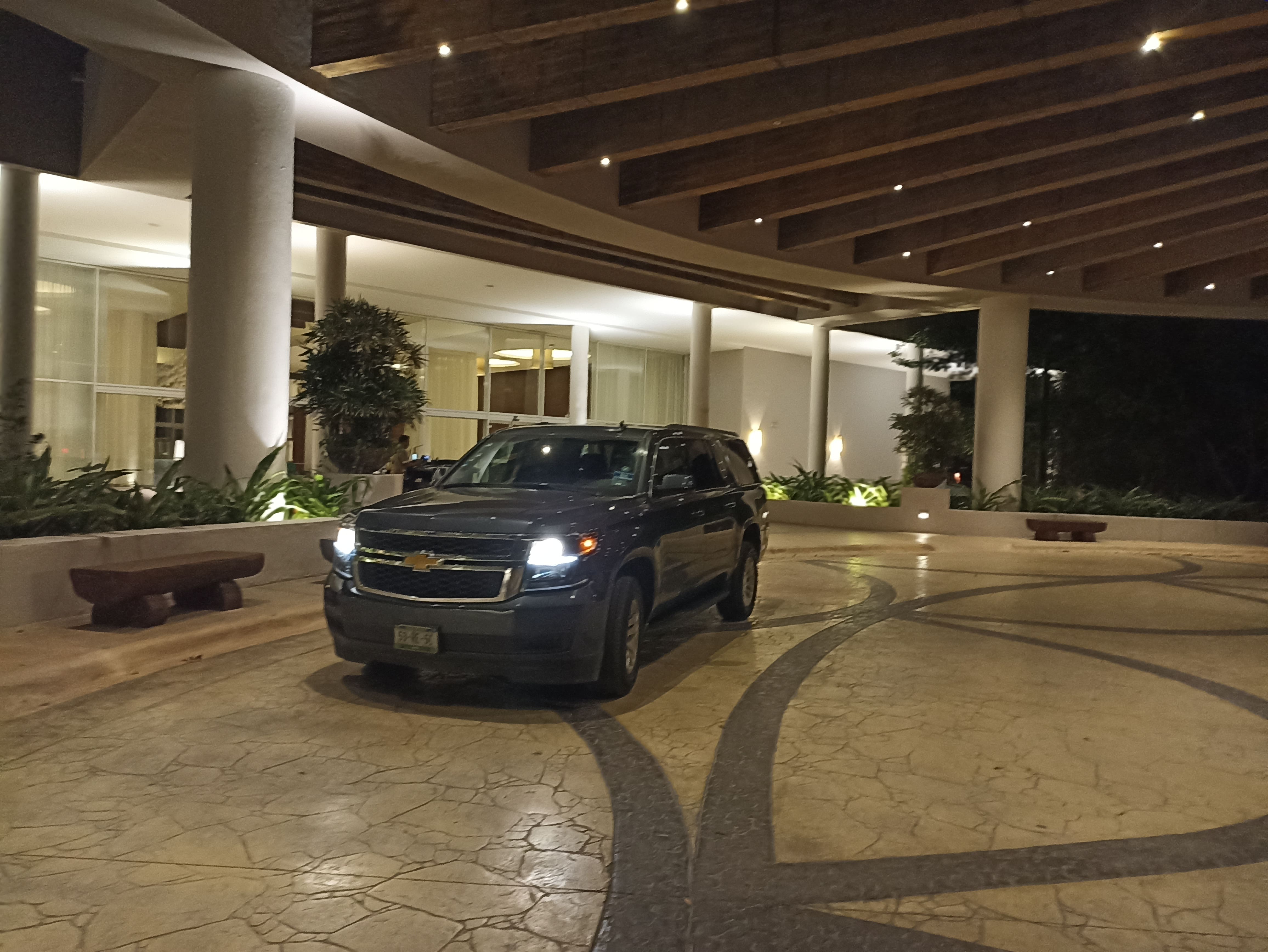 Transporte privado en Cancún con camioneta SUV de lujo